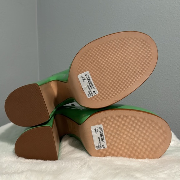 New Schutz Zayne Mary Jane Platform Heel in Patent Leather Green. - Picture 11 of 15
